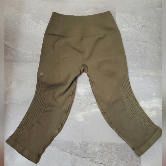 Lululemon High Rise Crop Olive Green Leggings. 16" Inseam. Size 8 (3 bars). - Picture 7 of 7